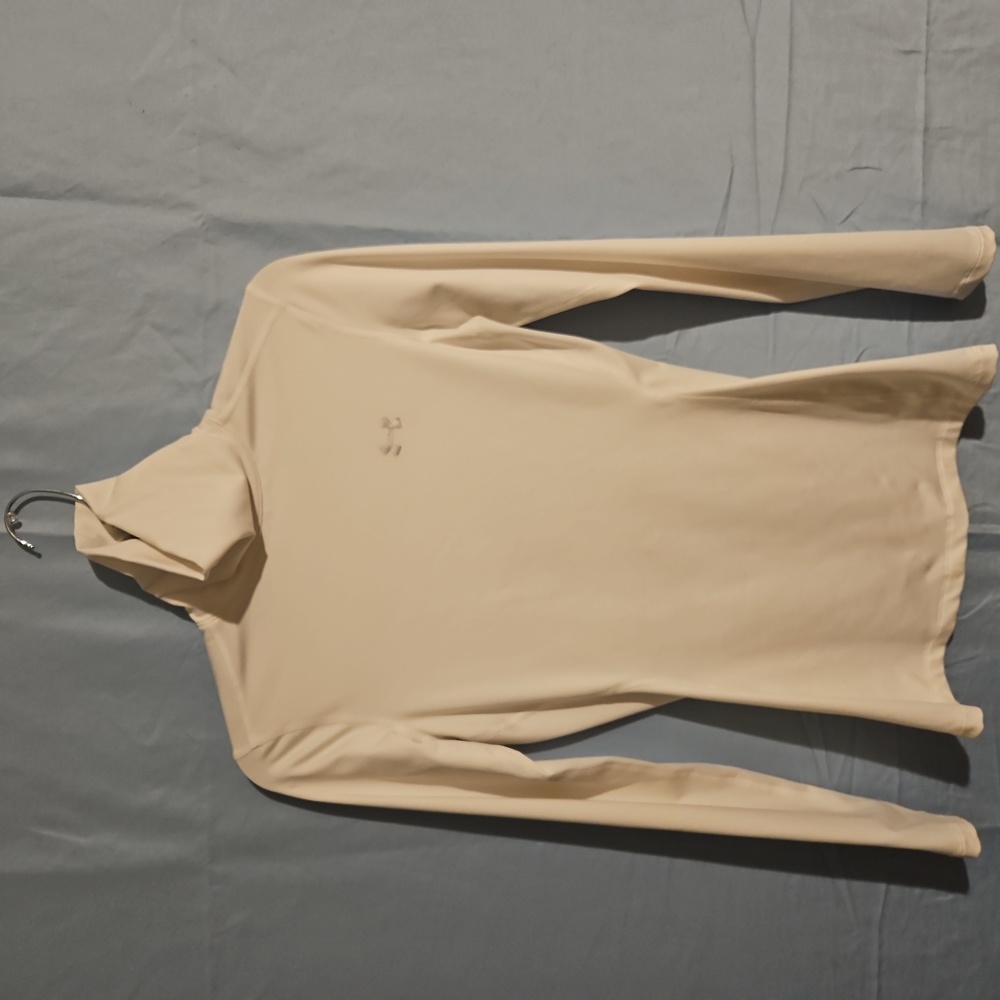 SM WHITE UNDER ARMOR LONG SLEEVE SHIRT.